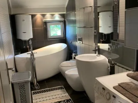 Izdavanje, trosoban stan, 120m², Autokomanda, Voždovac Sve Podlokacije - image 2