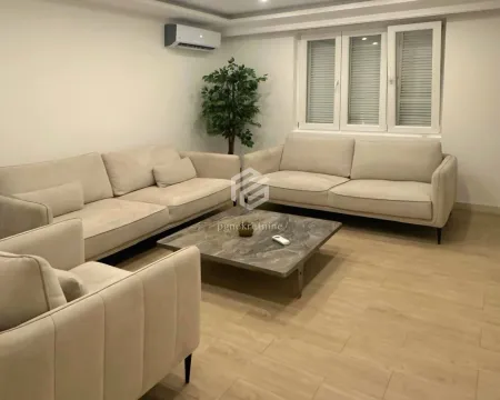 Dnevna soba sa garniturom za sjedenje i stočićem. - image 4