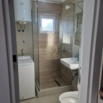 Kupatilo sa tuš kabinom, umivaonikom, WC šoljom i veš mašinom. - image 7
