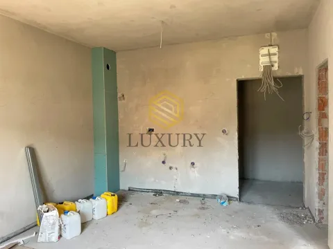 Prostorija u grubim radovima sa građevinskim materijalom. - image 7