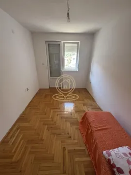 Prazna soba sa parketom i izlazom na terasu. - image 3