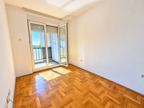 Prazna soba sa parketom i izlazom na terasu. - image 9