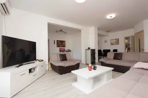 Svijetla i prostrana dnevna soba sa modernim namještajem. - image 6