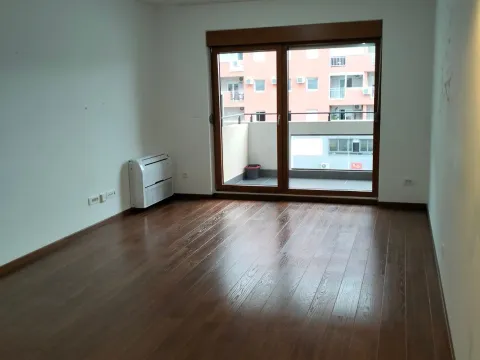 Izdavanje, dvosoban stan, 69m², Master Kvart, Podgorica