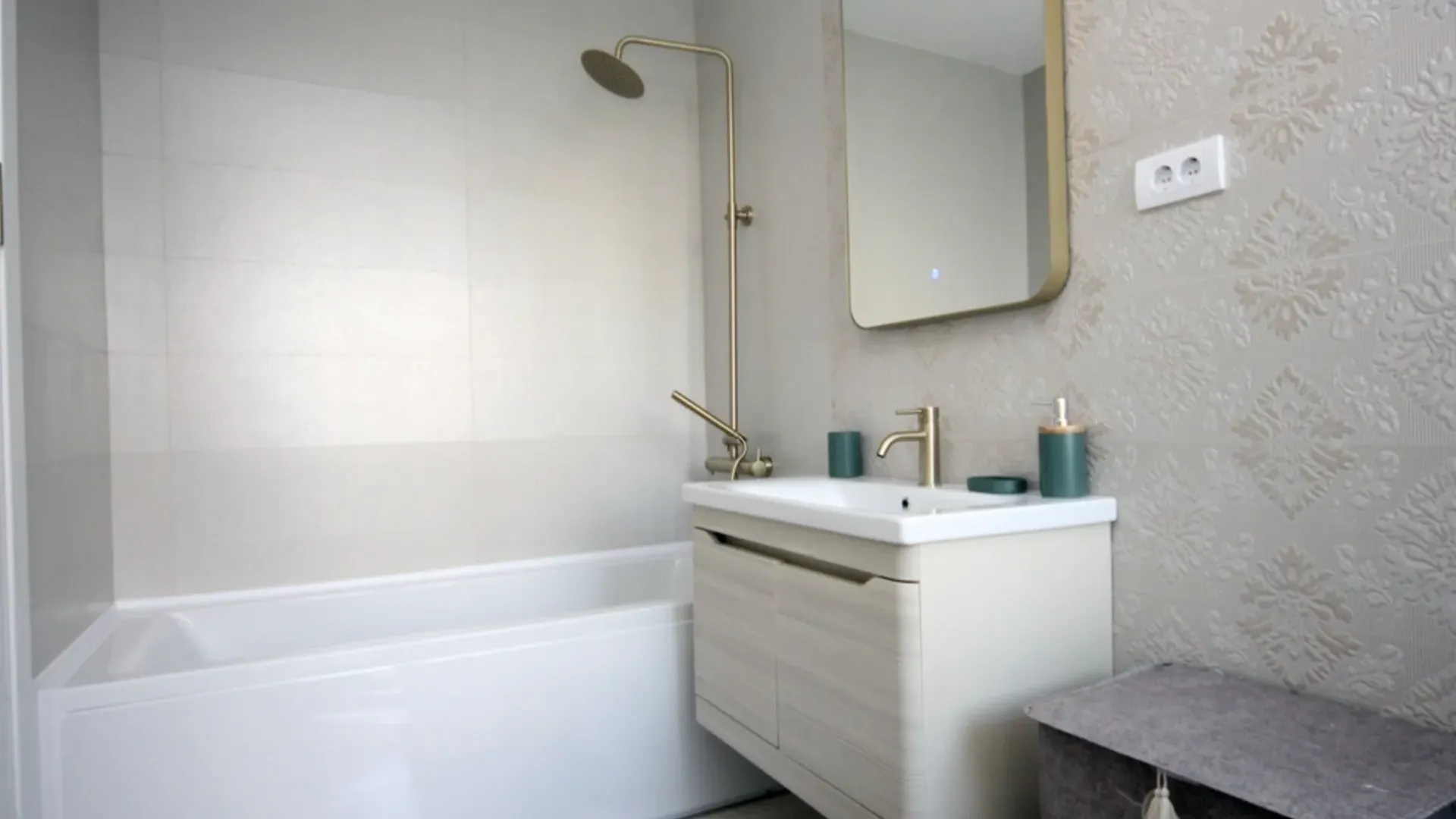 Izdavanje, dvosoban stan, 73m², Centar, Tivat