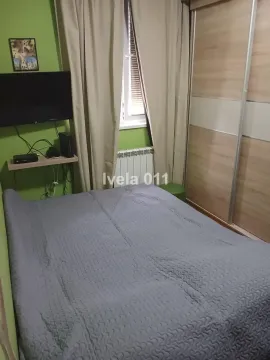 Spavaća soba sa bračnim krevetom, plakarom i televizorom. - image 6
