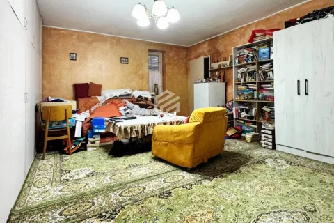 Dnevna soba sa namještajem i tepihom. - image 9
