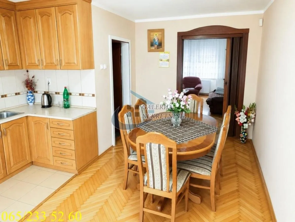 Prodaja, kuća, 190m², Centar, Inđija