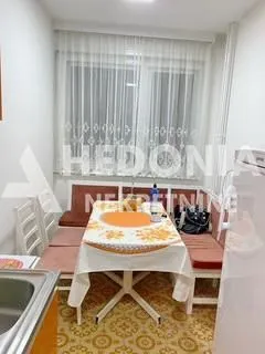 Trpezarija sa stolom, stolicama i ugaonom klupom pored prozora. - image 7