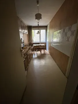Manja kuhinja sa trpezarijskim stolom i prozorom na kraju prostorije. - image 5