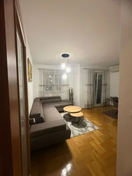 Dnevna soba sa ugaonom garniturom, stočićima i parketom. - image 9