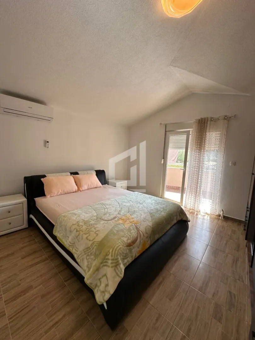 Bedroom with a double bed, air conditioning, and access to the terrace.