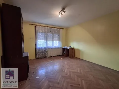 Prazna soba sa parketom i prozorom sa zavesama. - image 15