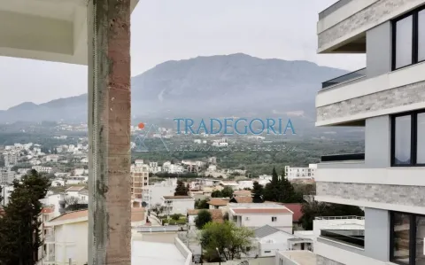 Pogled sa terase na grad i planine u pozadini. - image 8