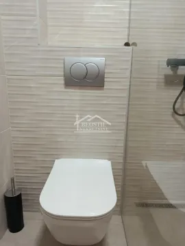 Pogled na moderno opremljeno kupatilo sa konzolnom wc šoljom. - image 11