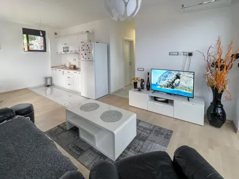 Izdavanje, dvosoban stan, 68m², Bečići, Budva - image 2