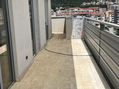 Rent, three bedroom apartment, 125m², Budva, Crna Gora - image 12