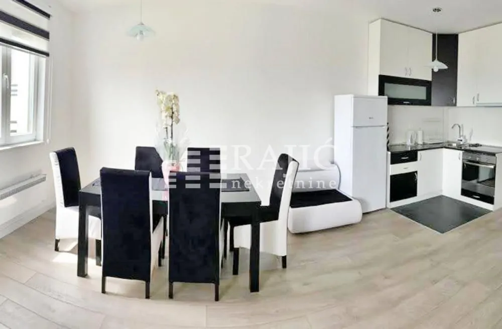 Spacious living room with a dining area and built-in kitchen.