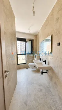 Prostrano kupatilo sa dva umivaonika i WC šoljom. - image 7