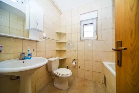 Kupatilo opremljeno umivaonikom, WC šoljom, kadom i zidnim ormarićem sa ogledalom. - image 7