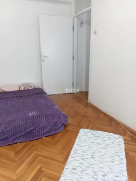 Manja spavaća soba sa krevetom i parketom na podu. - image 9