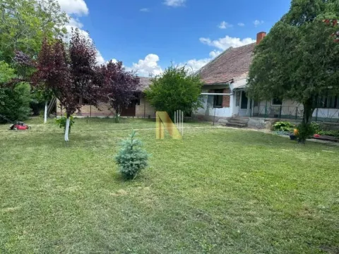 Dvorište sa travnjakom i starom prizemnom kućom. - image 3