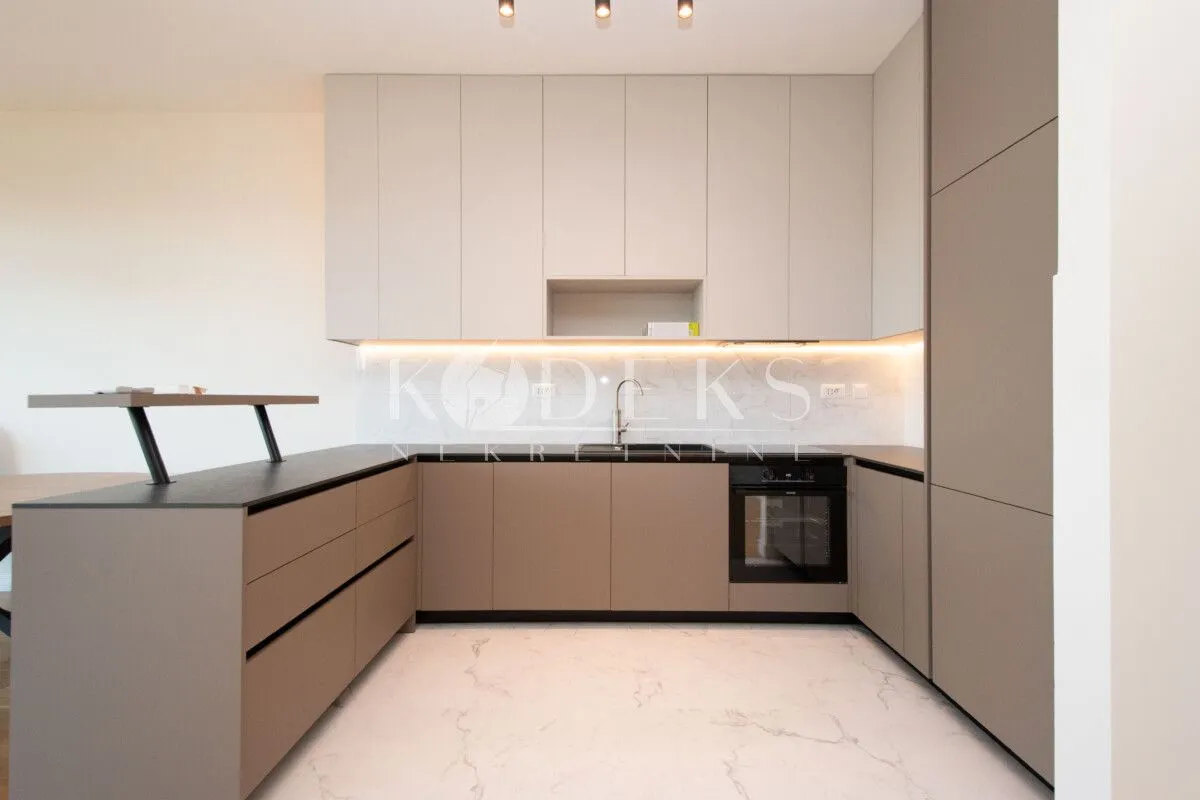 Izdavanje, trosoban stan, 127m², Preko Morače, Podgorica