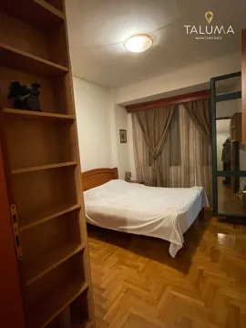 Namještena spavaća soba sa bračnim krevetom i drvenim podom. - image 4