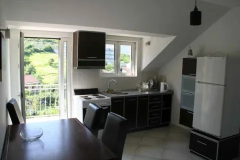 Kuhinja sa trpezarijom i izlazom na balkon. - image 19