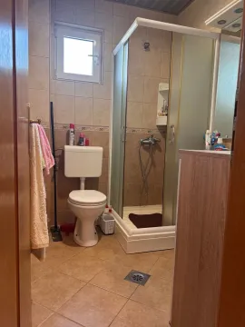 Manje kupatilo sa tuš kabinom, WC šoljom i umivaonikom. - image 6