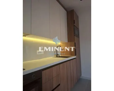 Moderna kuhinja sa ugradnim elementima i osvetljenjem ispod gornjih elemenata. - image 6