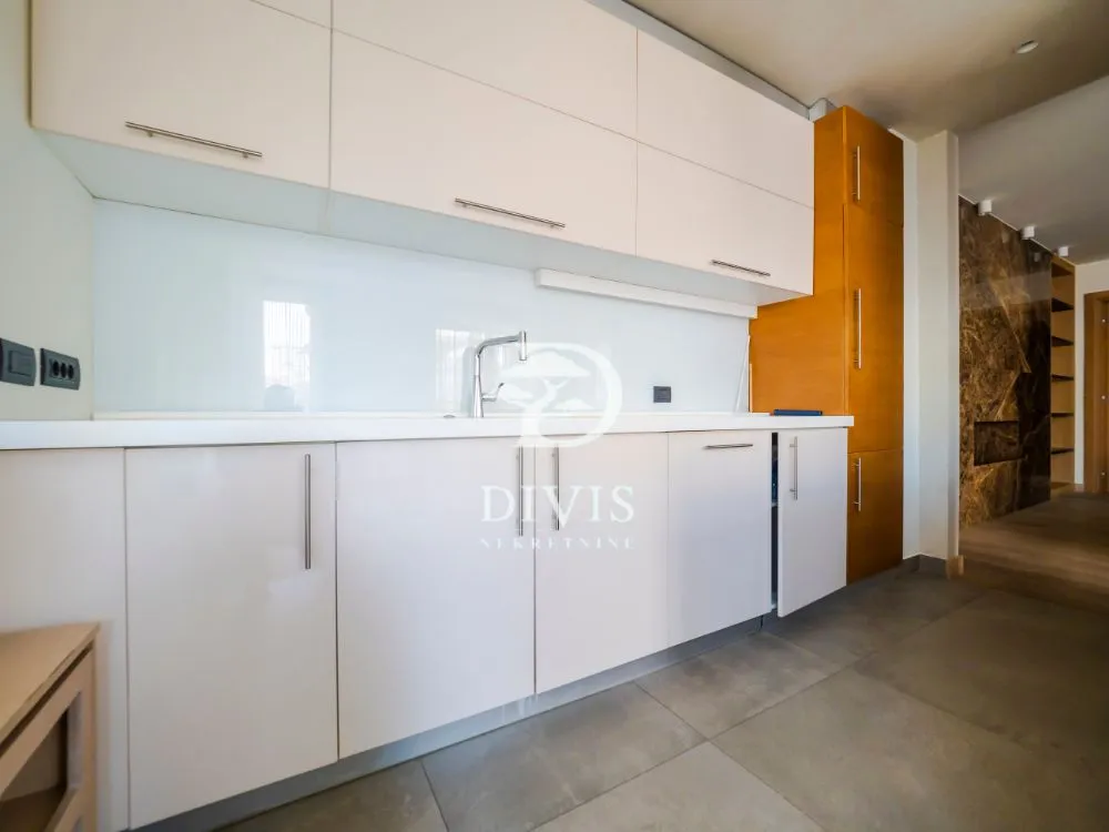 Izdavanje, četvorosoban stan, 132m², Vračar Hram, Vračar Sve Podlokacije