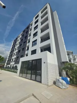 Spoljašnji izgled moderne višestambene zgrade sa terasama. - image 2