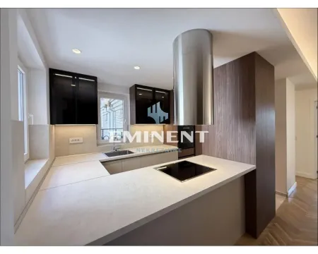 Modern kitchen with a built-in cooktop and wall cabinets. - image 6