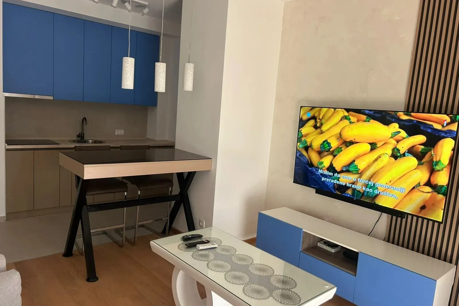 Dnevni boravak sa trpezarijom i kuhinjom u pozadini.