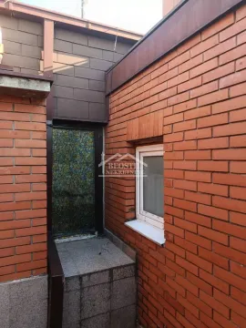 Ulaz u kuću sa fasadom od cigle. - image 10