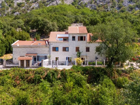 Izdavanje, kuća, 150m², Orahovac, Kotor - image 2