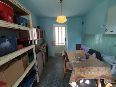 Trpezarija sa stolom i policama za odlaganje stvari. - image 21