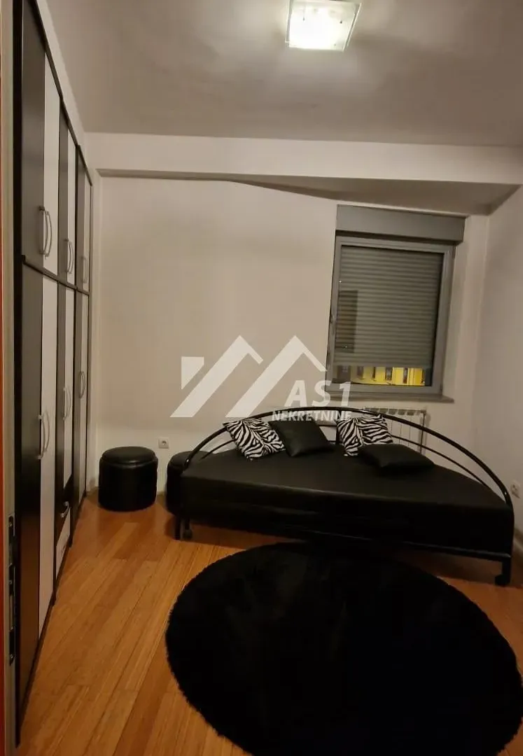 Izdavanje, četvorosoban stan, 99m², Centar, Novi Sad