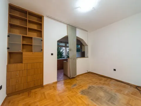 Izdavanje, poslovni prostor, 61m², Centar, Podgorica - image 1