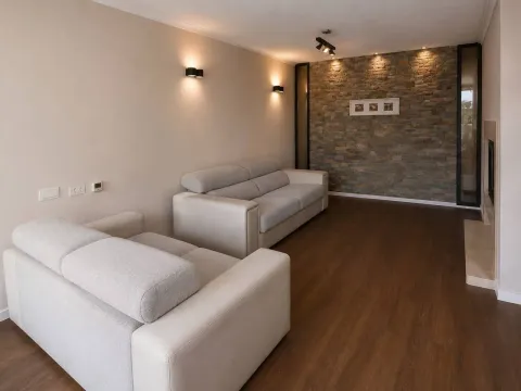 Moderna dnevna soba sa garniturom i zidom obloženim dekorativnim kamenom. - image 4