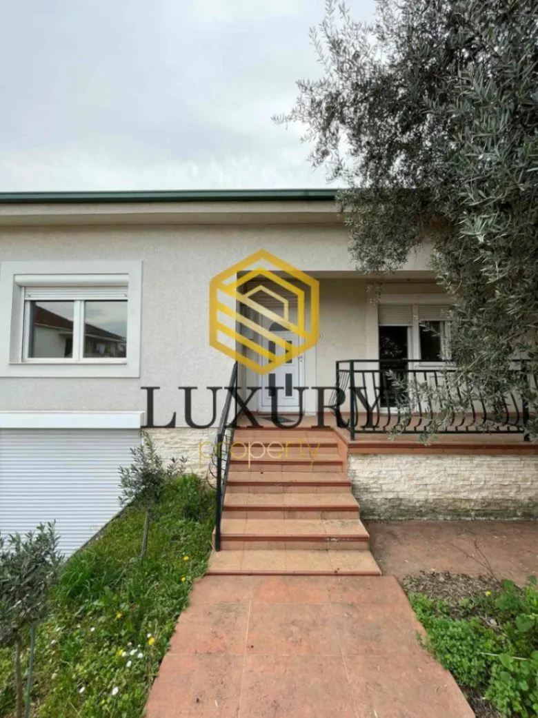 Prodaja, kuća, 230m², Blok 5, Podgorica