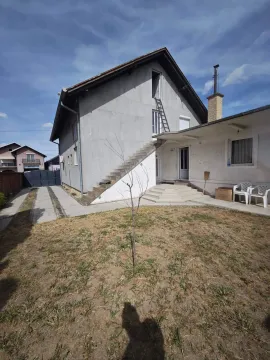 Pogled na dvorište i spoljašnjost kuće sa stepeništem. - image 2