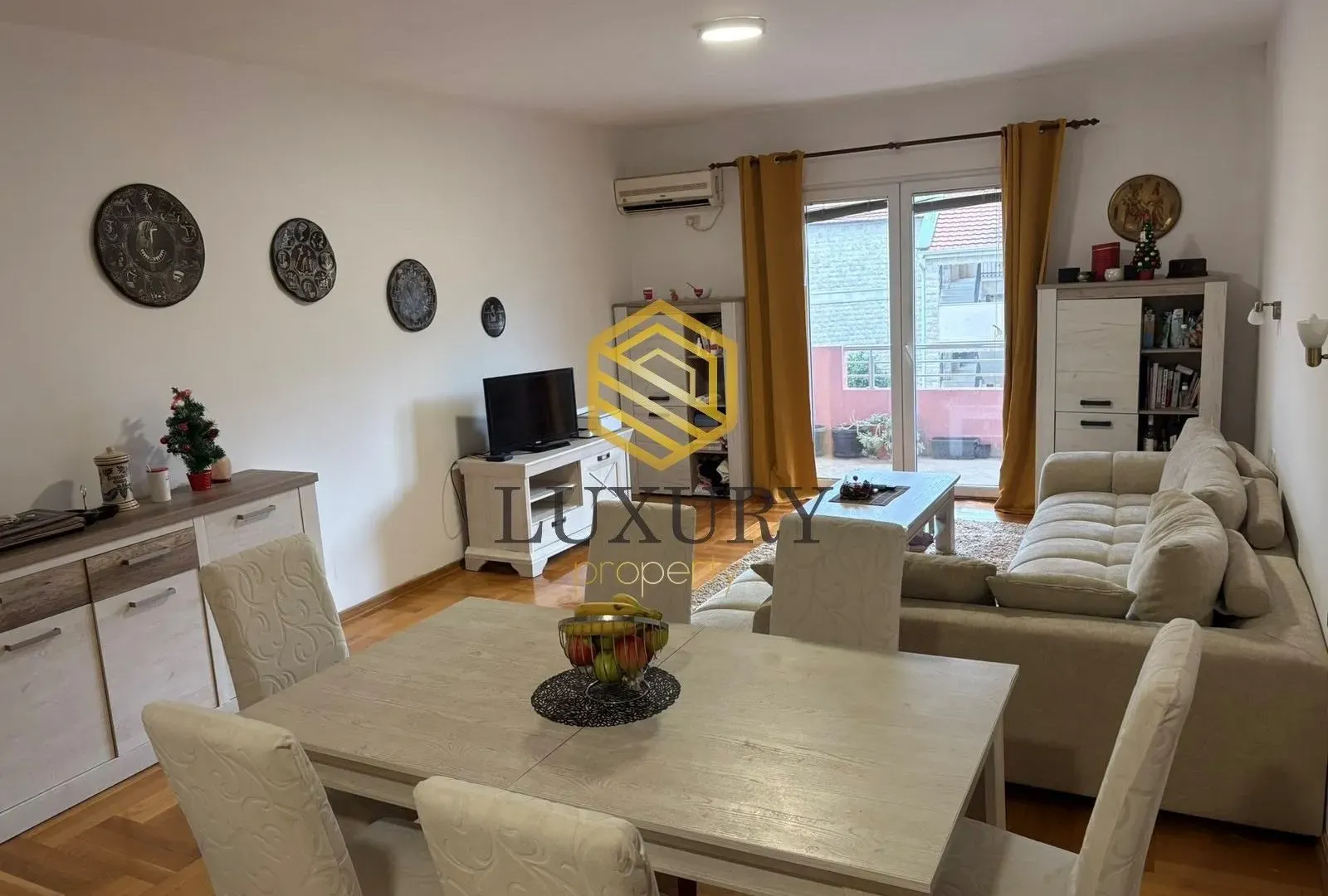 Izdavanje, jednosoban stan, 84m², Centar, Tivat
