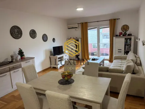 Rent, one bedroom apartment, 84m², Centar, Tivat - image 2