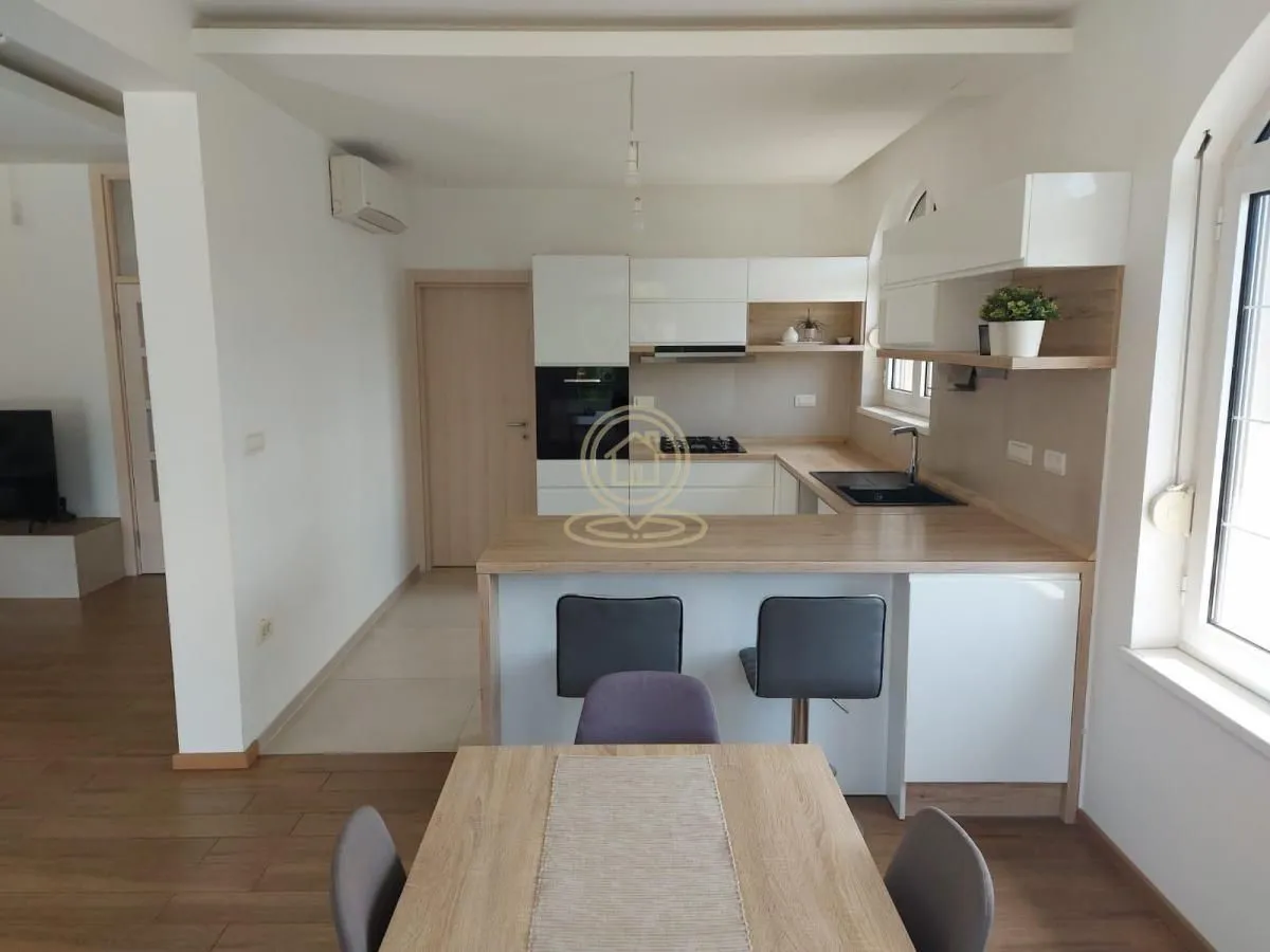 Prodaja, kuća, 380m², Centar, Inđija