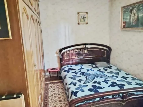 Nameštena spavaća soba sa bračnim krevetom i ormanom. - image 7