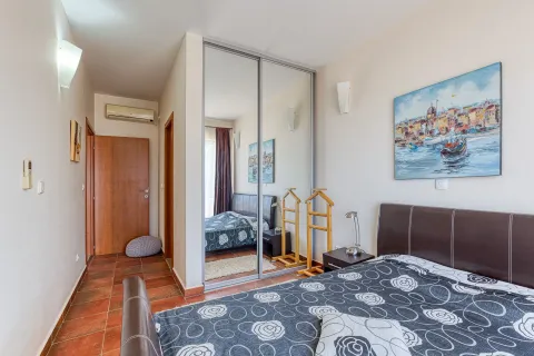 Spavaća soba sa bračnim krevetom i velikim ugradnim garderoberom sa ogledalom. - image 31