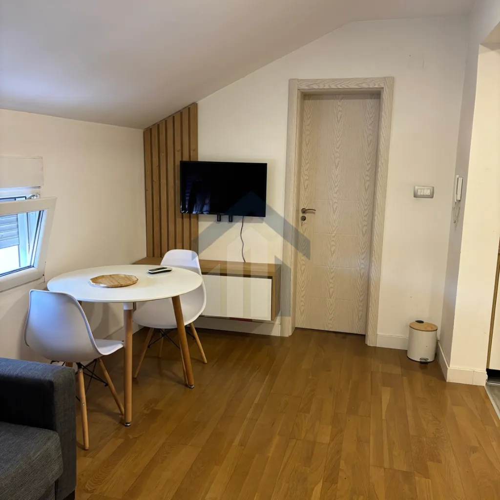 Izdavanje, jednosoban stan, 38m², Blok 9, Podgorica