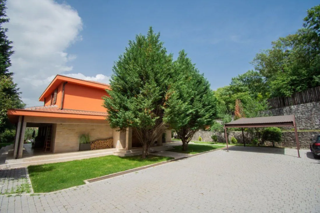 Izdavanje, kuća, 400m², Klikovače, Danilovgrad